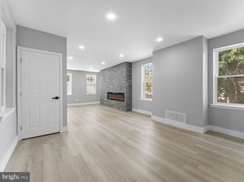 121 N 6TH Street
