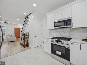 1526 N Hollywood Street