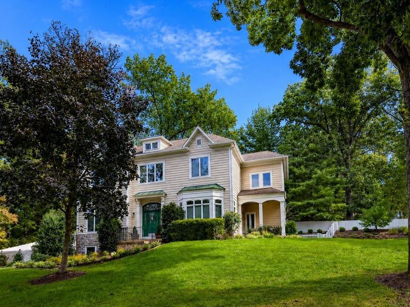 3242 Valley Lane, Falls Church VA 22044