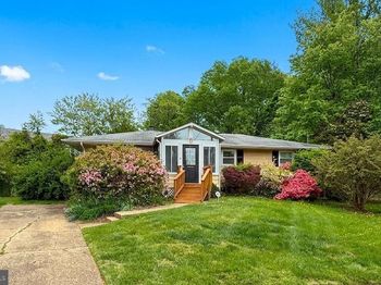 902 Olympian Circle SW