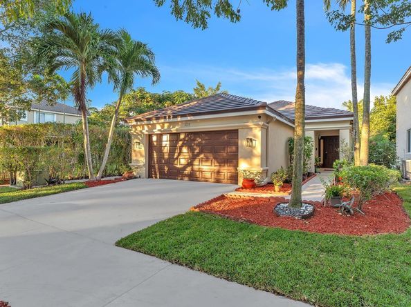 1059 Golden Cane Dr, Weston FL 33327