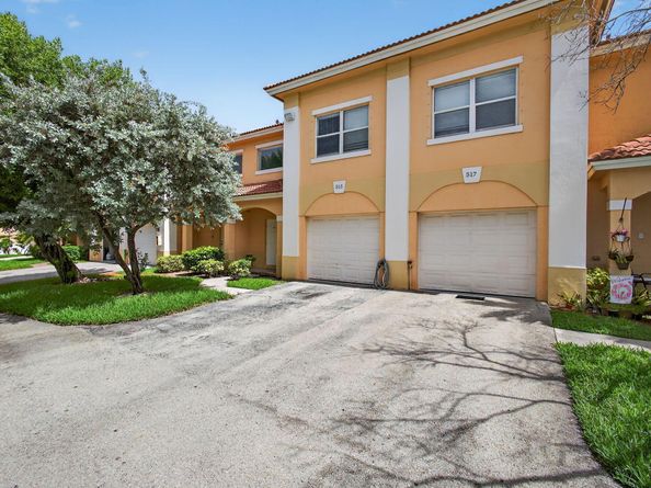 513 Talia Circle, Palm Springs FL 33461