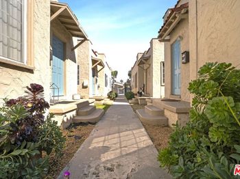 2637 S Redondo Boulevard