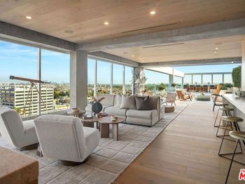 7135 Hollywood Boulevard