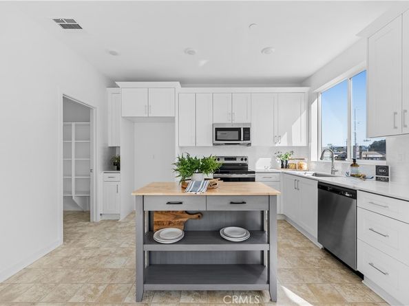 9423 1/2 N Sepulveda Blvd. 2, North Hills CA 91343