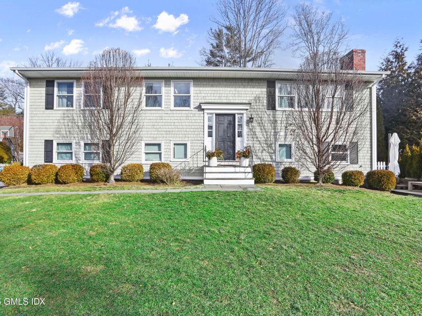 6 Meadowbank Road, Old Greenwich CT 06870