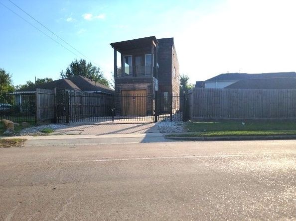8136 N Main Street, Houston TX 77022