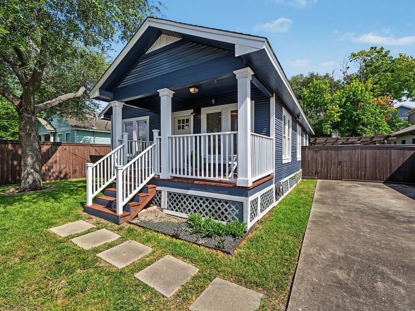 1721 Airline Drive, Houston TX 77009