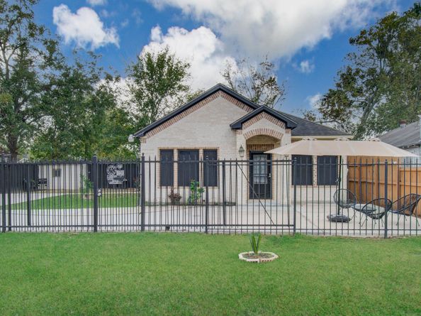 8040 Howton St Street 1/2, Houston TX 77028