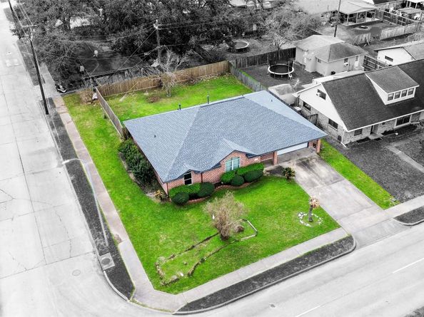 330 E Edgebrook Drive, Houston TX 77034