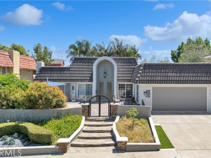 6380 E Bixby Hill, Long Beach CA 90815