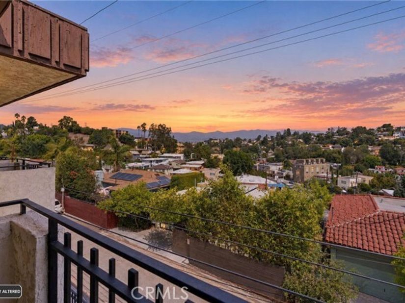 2431 Claremont, Los Angeles CA 90027