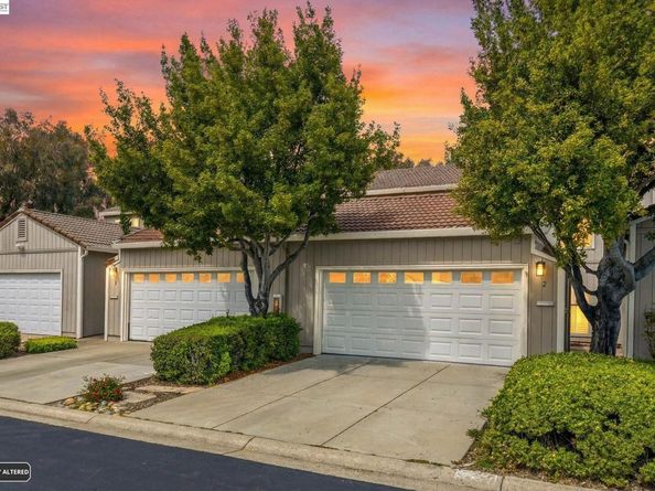 2 Knoll Ct, Hercules CA 94547
