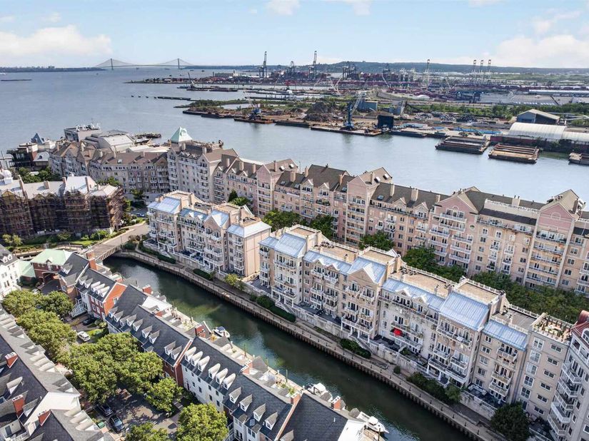 201 Shearwater Ct West 31, Jersey City NJ 07305