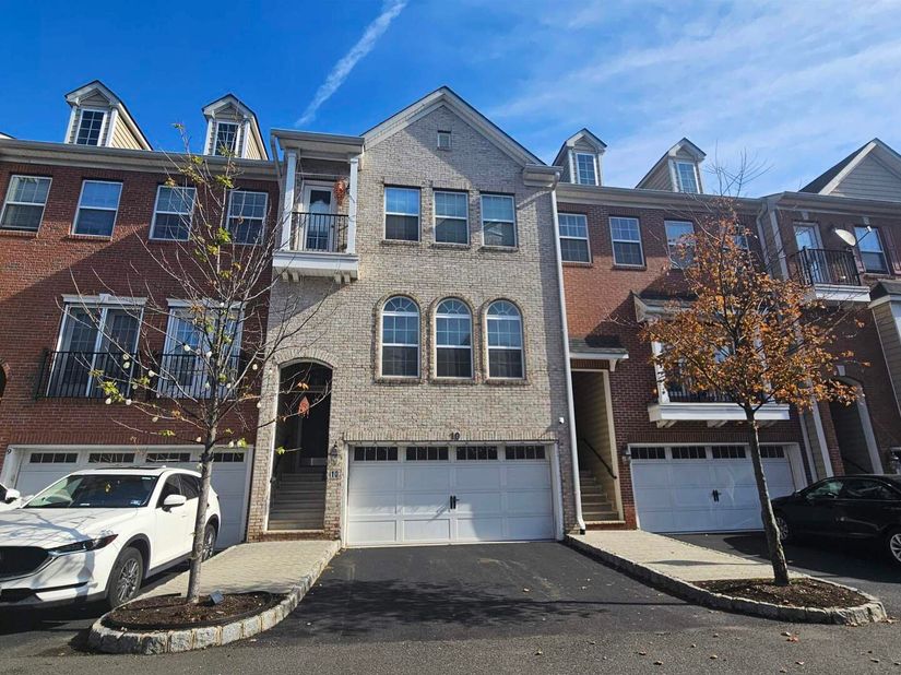 10 Creekside Ct, Secaucus NJ 07094