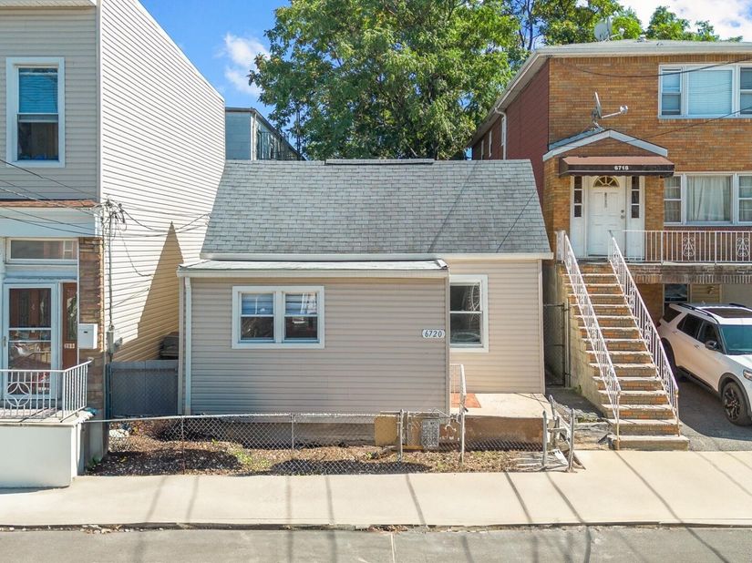 6720 Jackson St, Guttenberg NJ 07093