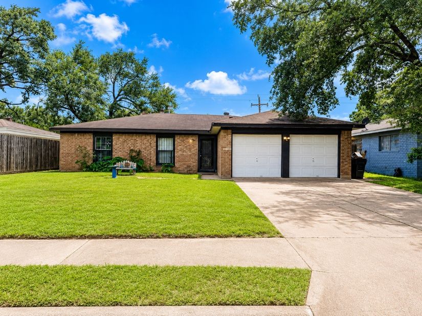 8923 Glen Shadow Drive, Houston TX 77088
