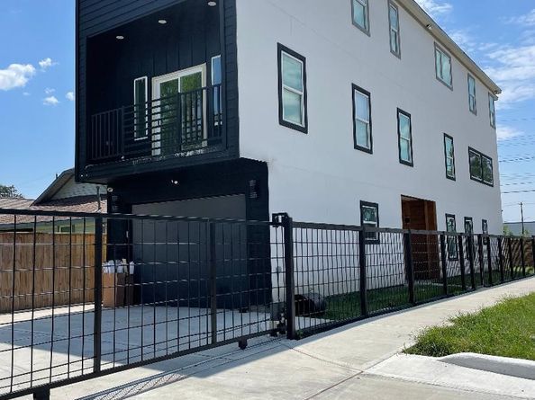 201 E 37th Street, Houston TX 77018