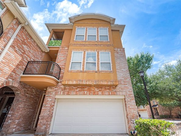 24 Versante Court, Houston TX 77070
