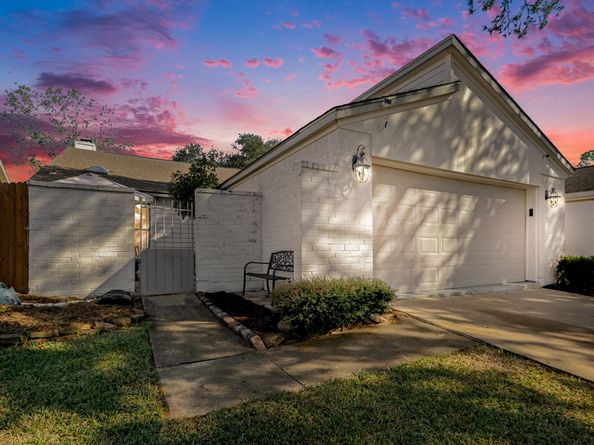 3407 South Briar Knoll Drive, Houston TX 77082