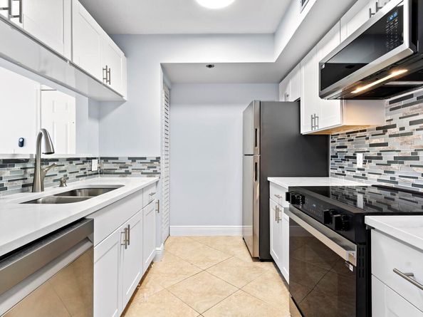 123 Yacht Club Way 207, Hypoluxo FL 33462