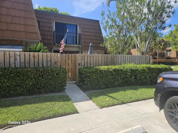 190 Charter Way, West Palm Beach FL 33407