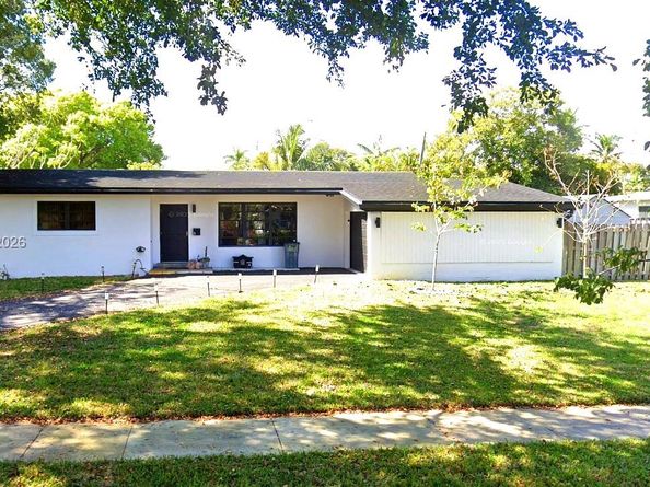 11 Redwood Circle, Plantation FL 33317