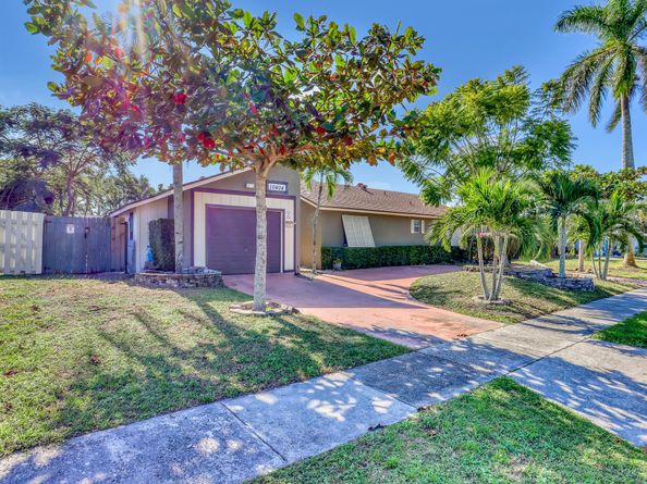 10404 Carmen Lane, Royal Palm Beach FL 33411