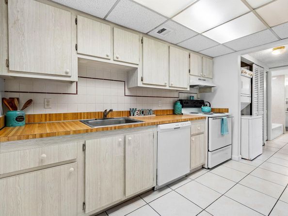 1876 Fairview Villas Drive 3, Palm Springs FL 33406