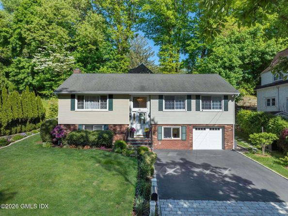 61 Center Drive, Old Greenwich CT 06870