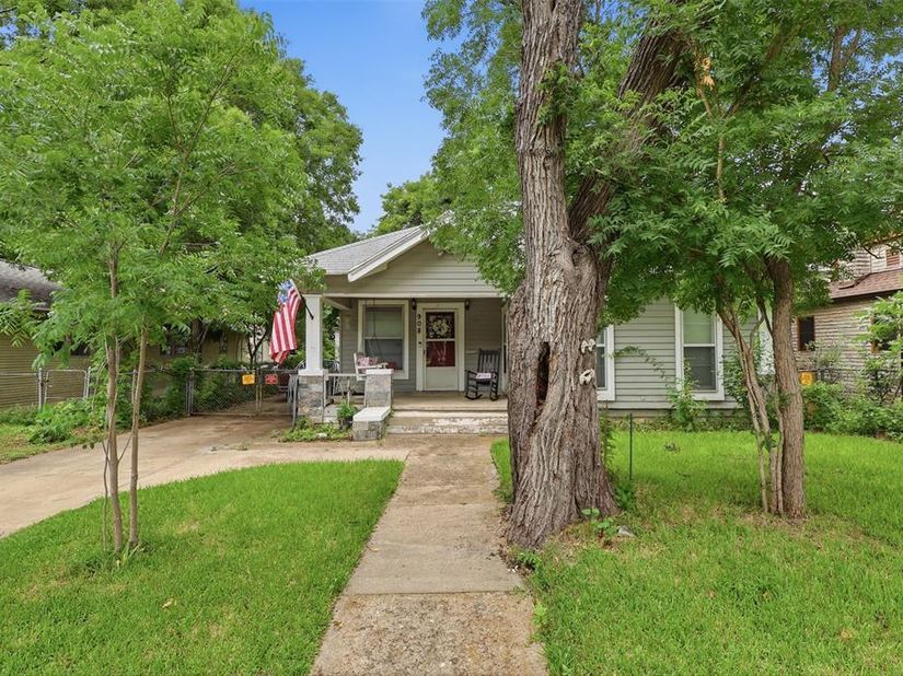 908 N Winnetka Avenue , Dallas Texas 75208