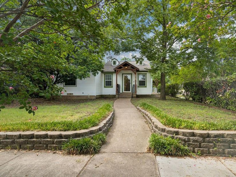 2218  Mountain Lake Road , Dallas Texas 75224