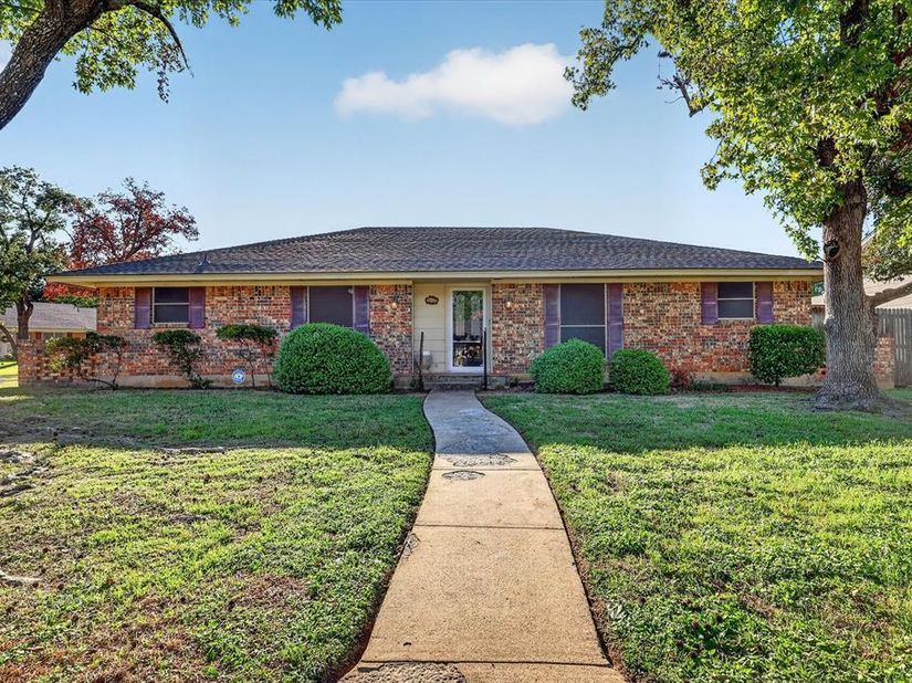 1818  Lakemont Court , Arlington Texas 76013
