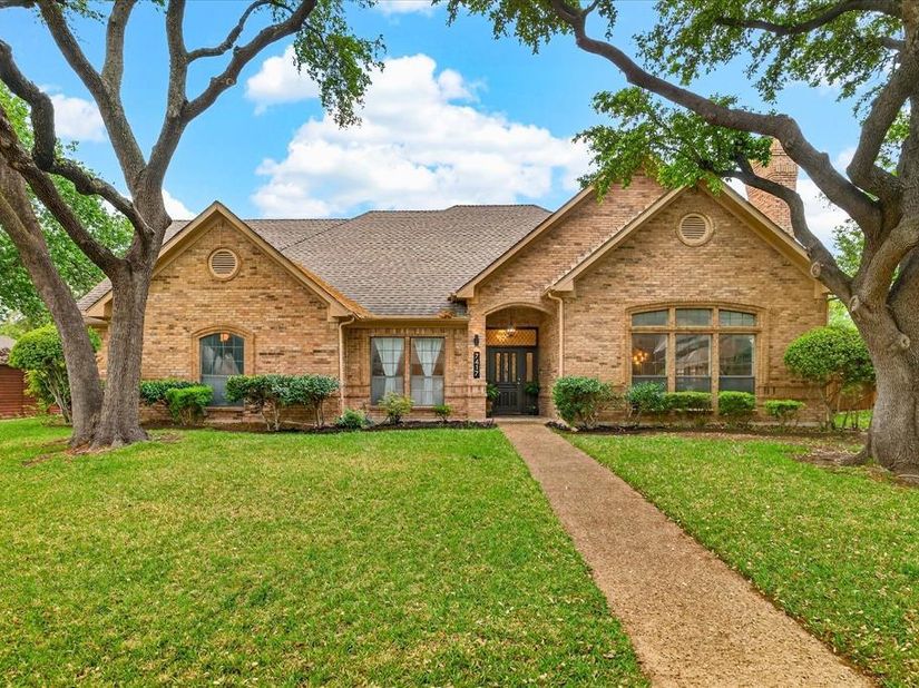 7417  Hiddencreek Drive , Dallas Texas 75252