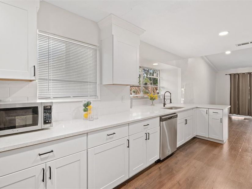 8045  Greenhollow Lane , Dallas Texas 75240