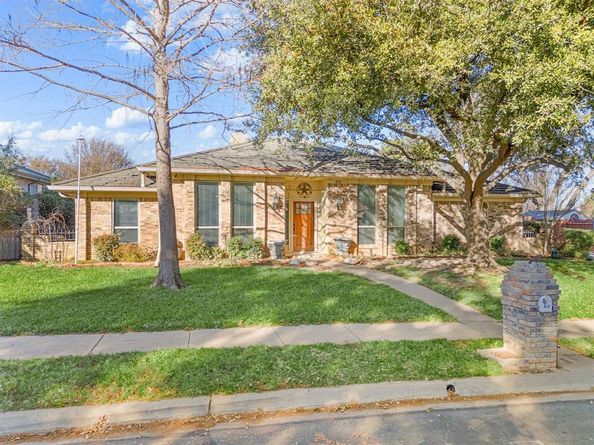 413  Blue Jay Court , Bedford Texas 76021