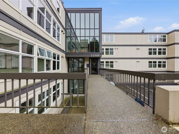 2253 Gilman Drive W 505, Seattle WA 98119