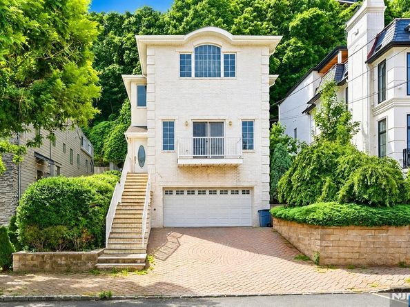 750 Undercliff Avenue, Edgewater NJ 07020