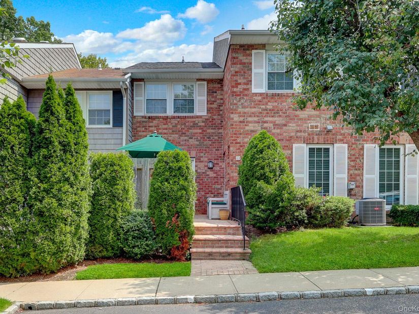 11 Clubhouse Court, Woodbury NY 11797