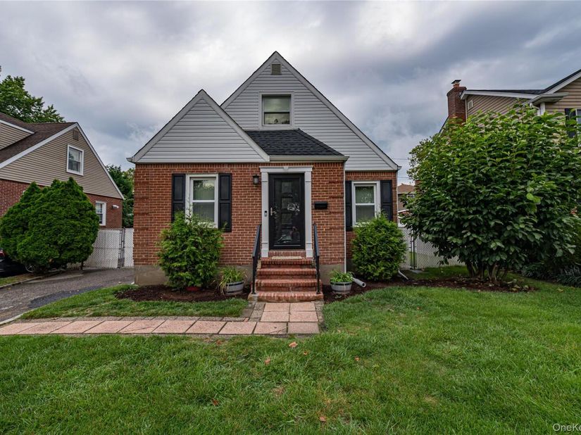 15 Yale Boulevard, New Hyde Park NY 11040