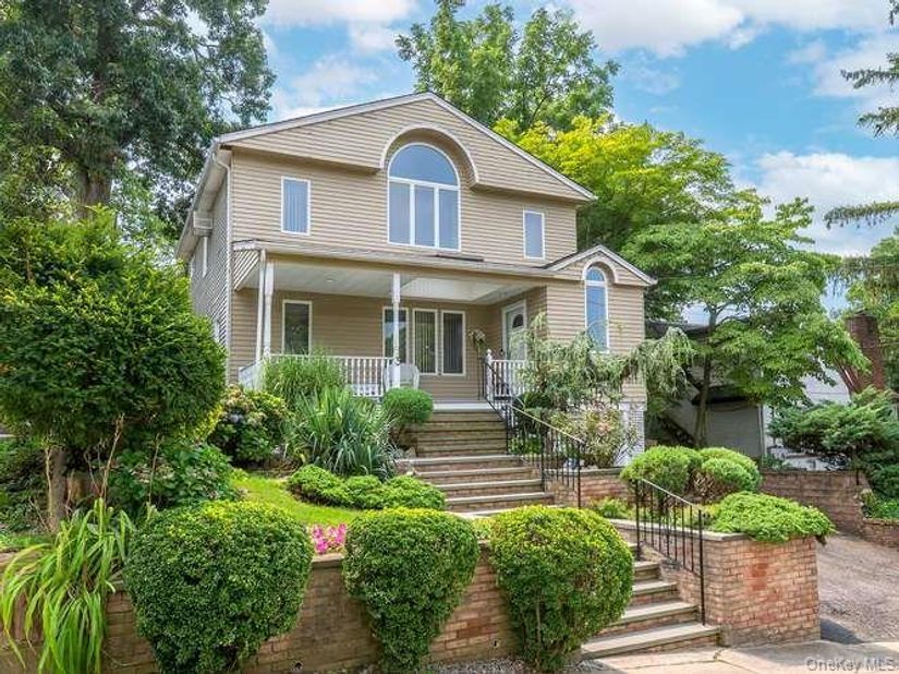 3 Woodland Avenue, Glenwood Landing NY 11547