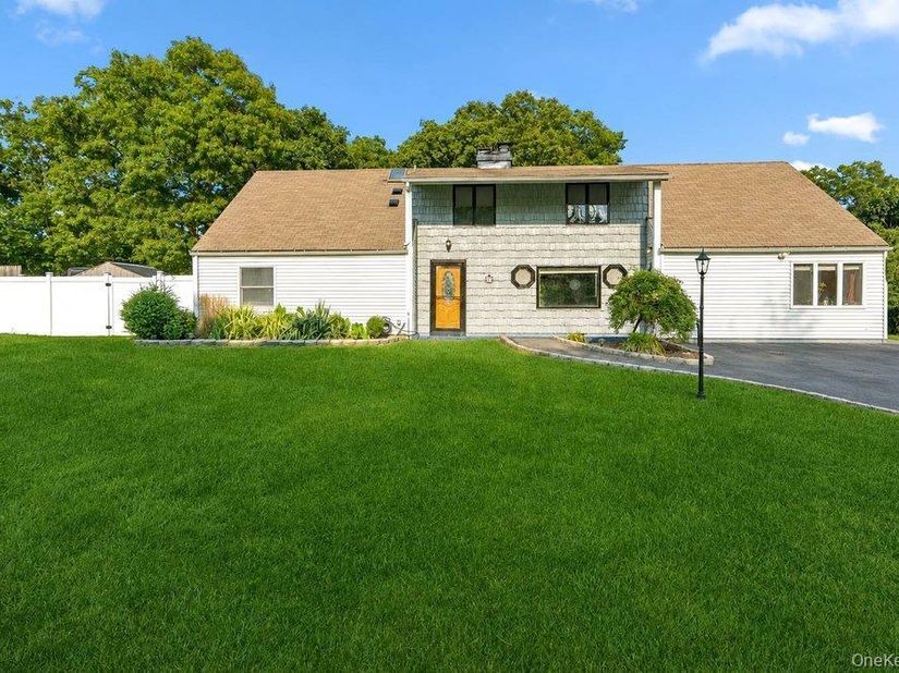 21 Hackberry Lane, Holbrook NY 11741