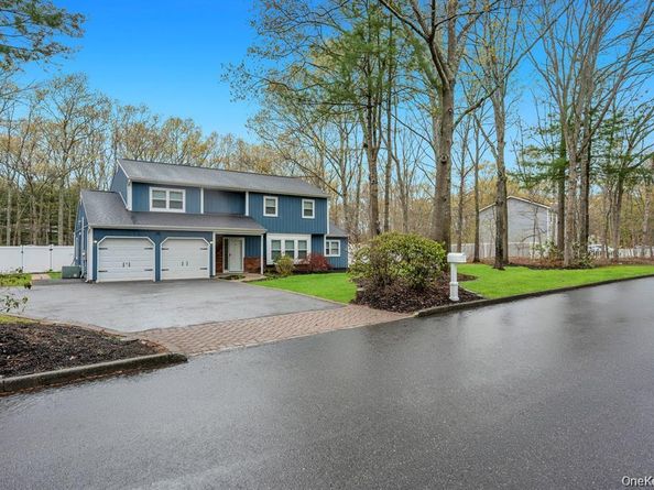 10 Ramblewood Road, Ridge NY 11961