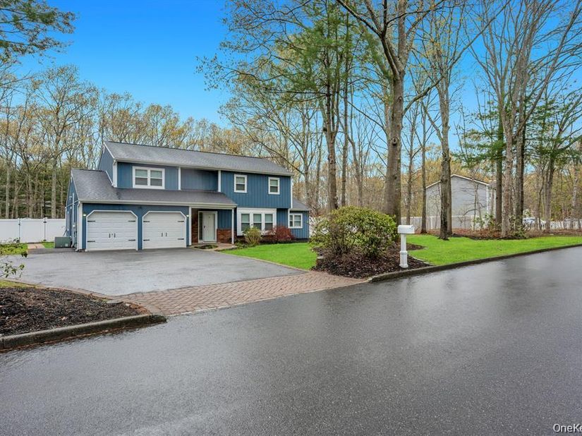 10 Ramblewood Road, Ridge NY 11961