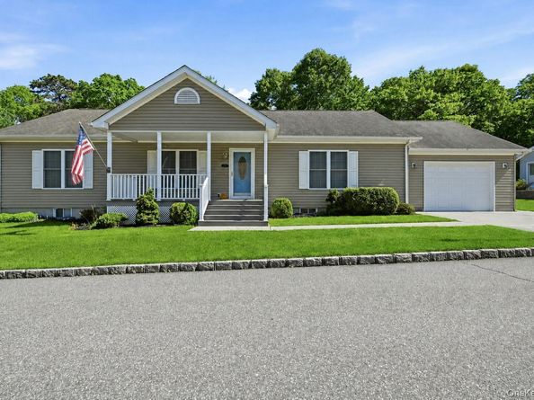 1407 Middle Road 277, Calverton NY 11933
