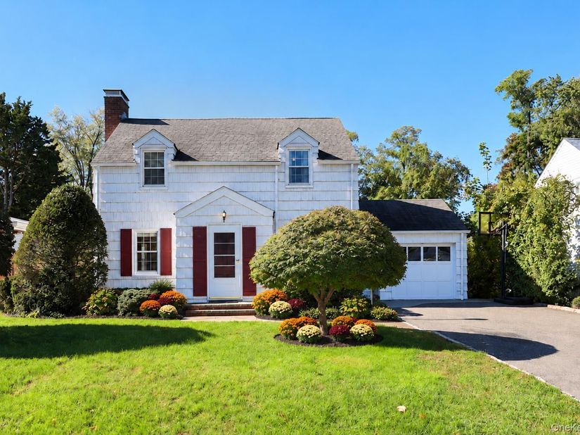 15 Ruth Place, Glen Head NY 11545