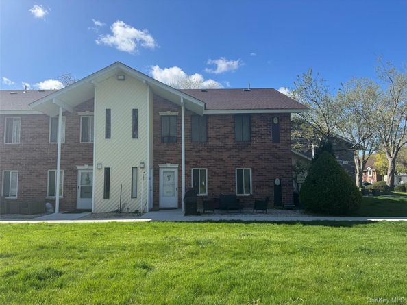18 Navajo Court 18, Coram NY 11727