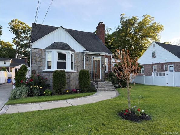 94 E Fenimore Street, Valley Stream NY 11580
