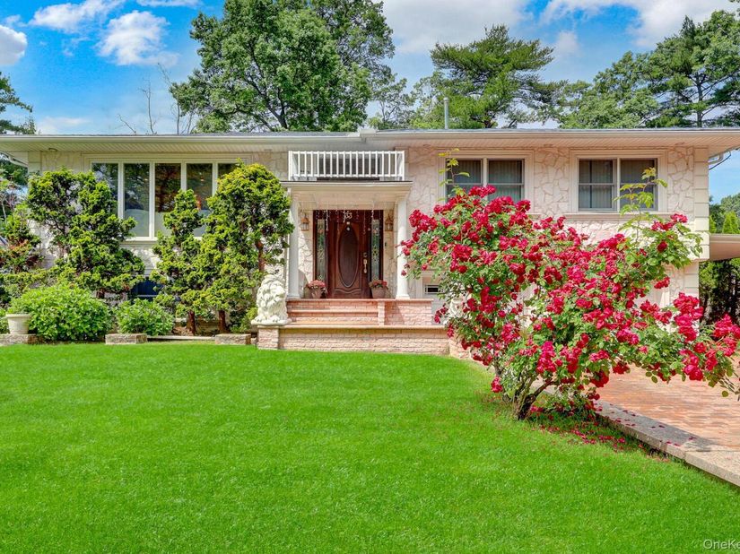 33 Country Village Lane, Manhasset Hills NY 11040