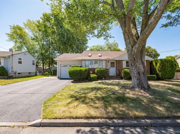 9 Johnson Place, Lindenhurst NY 11757